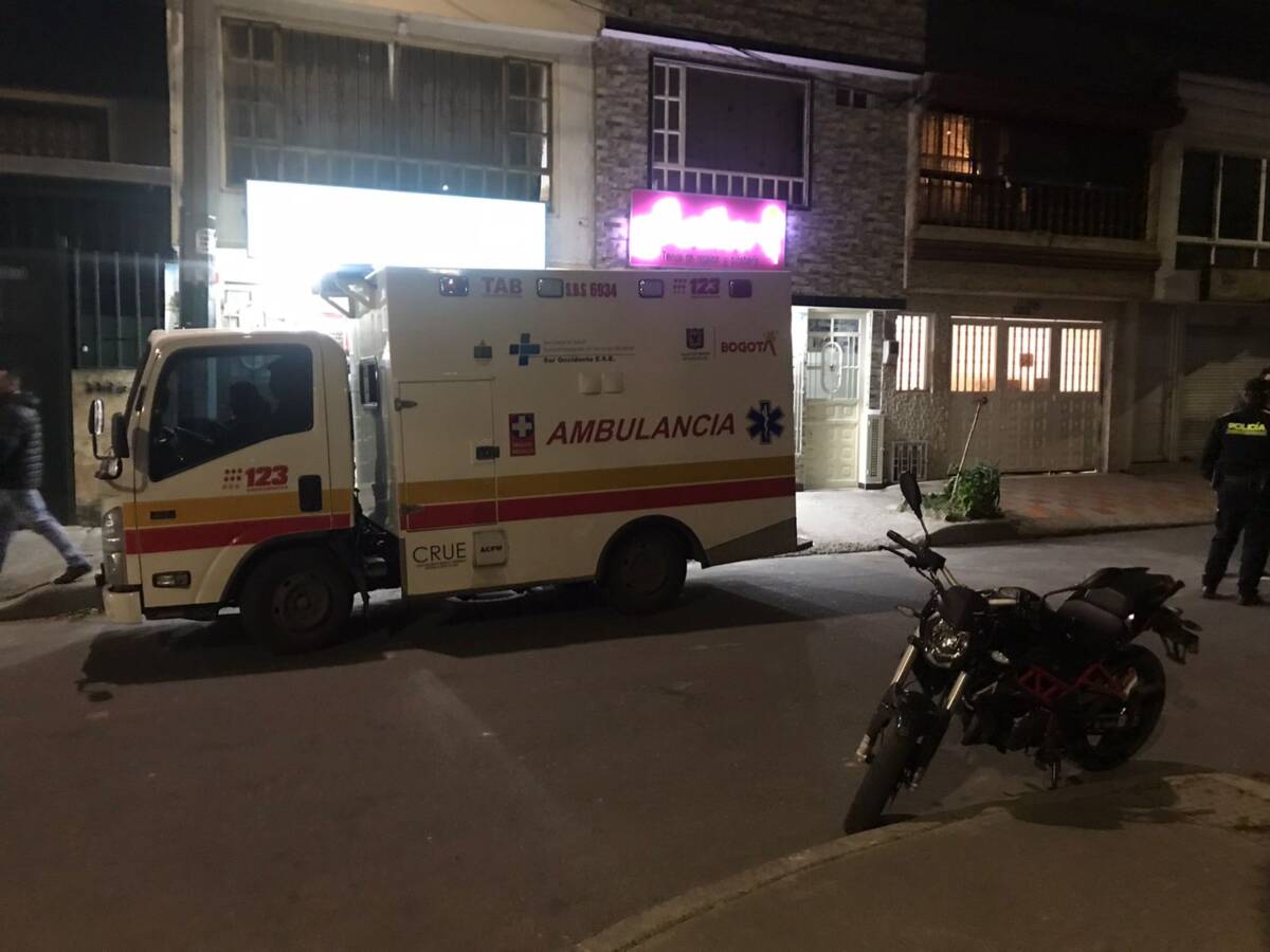 Funesto fin de dos enamorados Sobre el asesinato, las versiones apuntan a un probable homicidio y suicidio, pues las hipótesis preliminares es que alguno de los dos esposos accionó el arma en contra de su pareja y luego se quitó la vida. Sin embargo, las autoridades no se arriesgan, por lo enigmática manera en la que sucedió todo, a afirmar esta hipótesis: “estamos haciendo las labores para tratar de esclarecer si fue un tema pasional dentro de la pareja o si podría haber otra situación que explique el caso”, agregó el Coronel Mesa.