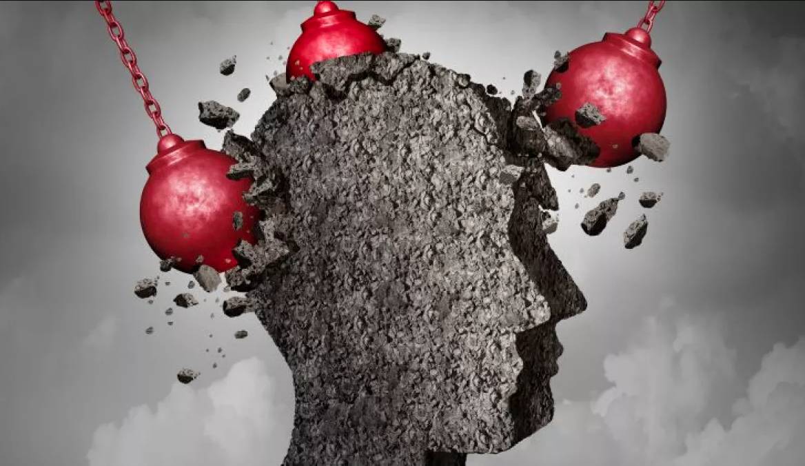 Cuando le duele media cabeza La migraña es un tipo de dolor de cabeza que puede ocurrir con síntomas como náuseas, vómitos o sensibilidad a la luz y al sonido. En muchas personas, se siente un dolor pulsátil únicamente en un lado de la cabeza.