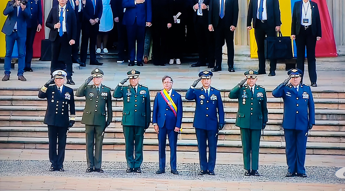 Militares reciben al Presidente en la puerta de la Casa de Nariño 3 Militares reciben al Presidente en la puerta de la Casa de Nariño Como finalización del protocolo de posesión del cambio presidencial, los militares reciben e Gustavo Petro afuera de la Casa de Nariño.