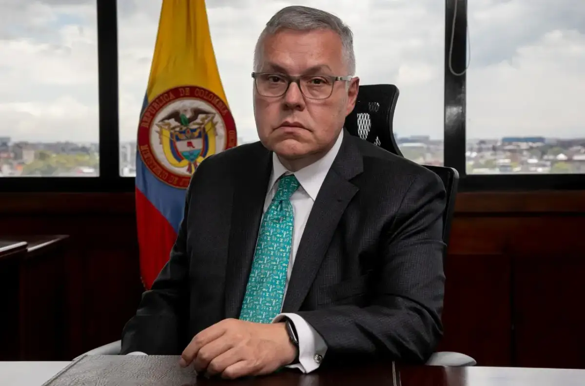 Polémica propuesta de minJusticia para castigar a ladrones de celulares 1 Polémica propuesta de minJusticia para castigar a ladrones de celulares Néstor Osuna, ministro de Justicia, hizo una propuesta, que generó controversia, para castigar a los ladrones de celulares en el país.