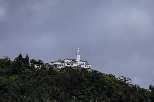 Terrible atraco a deportistas en Monserrate 6 Terrible atraco a deportistas en Monserrate En horas de la madrugada de este jueves 18 de agosto, se registró un masivo atraco en la subida del cerro de Monserrate, en el que resultaron personas lesionadas, según las primeras declaraciones de los afectados.