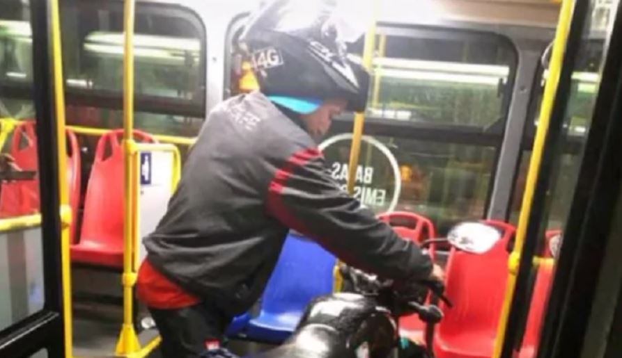¡Insólito! Hombre subió una moto varada a TransMilenio 10 ¡Insólito! Hombre subió una moto varada a TransMilenio En video quedó registrado cuando un sujeto intentó subir su moto varada en un bus de TransMilenio. La grabación ha sido difundida en la red social de TikTok y como era de esperarse se viralizó.