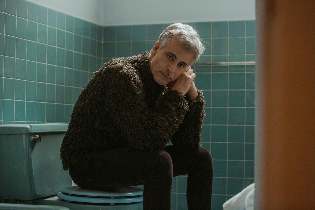 Reconocido actor murió tras caer del piso 14 En las últimas horas se conoció que el reconocido actor peruano Diego Bertie, de 54 años, falleció tras caer desde el piso 14 en el distrito de Miraflores (Perú), según lo confirmó el Hospital Casimiro Ulloa de Lima.