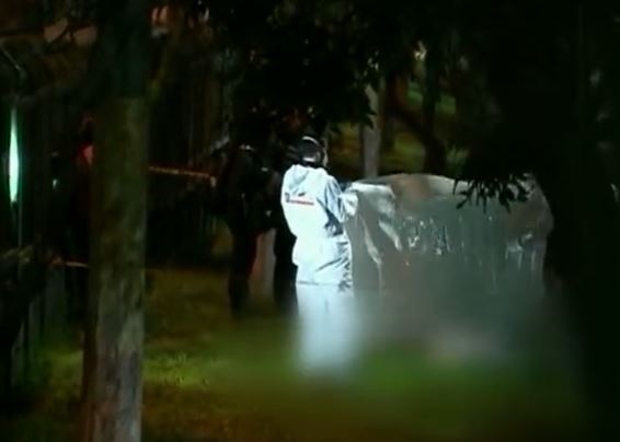 Asesinan a bala a un hombre en Ciudad Bolívar En la localidad de Ciudad Bolívar, continúan los homicidios, esta vez un hombre de aproximadamente 25 años fue asesinado en plena vía pública en el barrio Casa linda.