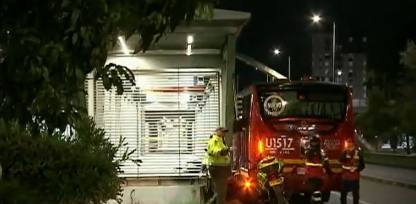 Policía mató a ladrón que robó a pasajeros de TransMilenio 1 Policía mató a ladrón que robó a pasajeros de TransMilenio Según se conoció, uno de los criminales detenía el bus mientras que su cómplice intimidaba a los ciudadanos para que entregaran sus pertenencias, sin embargo, no contaban con que una de las víctimas era un escolta de la Policía, que tenía consigo su arma de dotación.