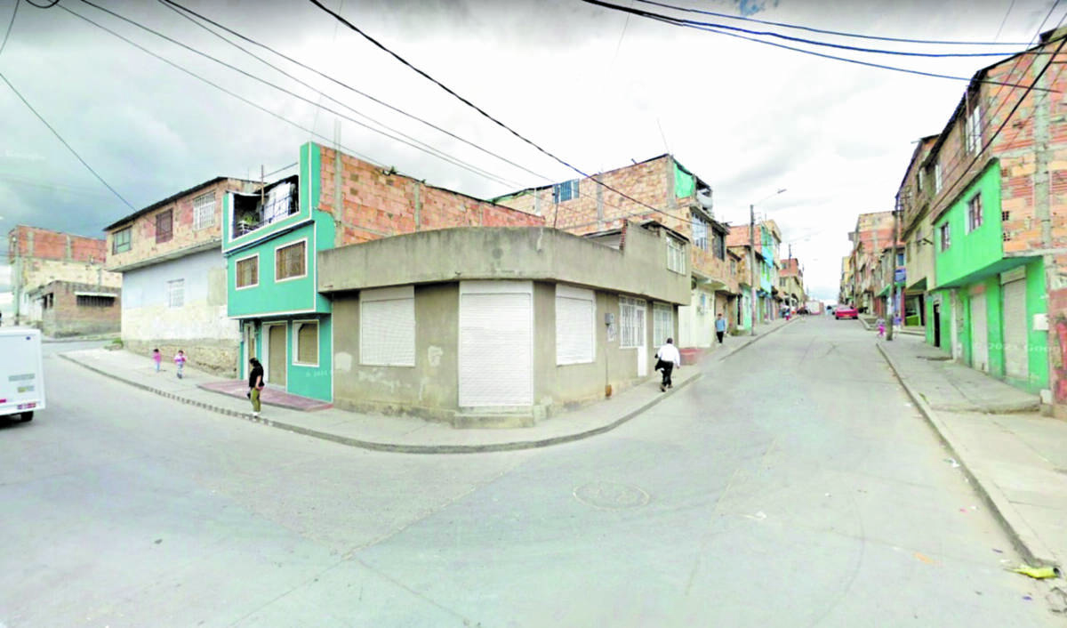 Trabajadora sexual asesinó a joven en Ciudad Bolívar 2 Trabajadora sexual asesinó a joven en Ciudad Bolívar Una vecina fue la primera en percatarse del cuerpo debido a que su perrito se alteró cuando lo estaba sacando la mañana de ayer a hacer sus necesidades. El animal observó cómo la víctima se retorcía de dolor en un andén del barrio Jerusalén, en Ciudad Bolívar. Minutos antes, había recibido una herida en su pecho.