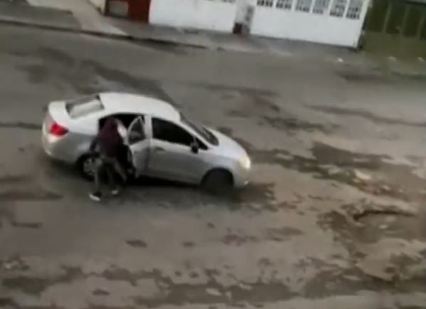Dos mujeres fueron víctimas de un violento atraco en el sur de Bogotá 1 Dos mujeres fueron víctimas de un violento atraco en el sur de Bogotá En la ciudad de Bogotá la delincuencia continua. Esta vez las víctimas fueron dos jóvenes que al salir de un bar tomaron un servicio por aplicación para irse a su casa, pero terminaron pasando la peor noche de sus vidas, al ser atracadas y golpeadas por dos criminales.