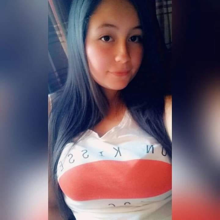 Nina, la joven atacada a machete por su expareja en Soacha 2 Nina, la joven atacada a machete por su expareja en Soacha Para algunas mujeres terminar una relación con un hombre puede convertirse en una sentencia de muerte por más increíble que esto parezca. Ese es el caso de Nina Pinto, una joven comerciante de 21 años que por poco pierde la vida a causa de las terribles agresiones que le ocasionó un violento sujeto en el vecino municipio de Soacha, 15 días después de cortar la relación con él.