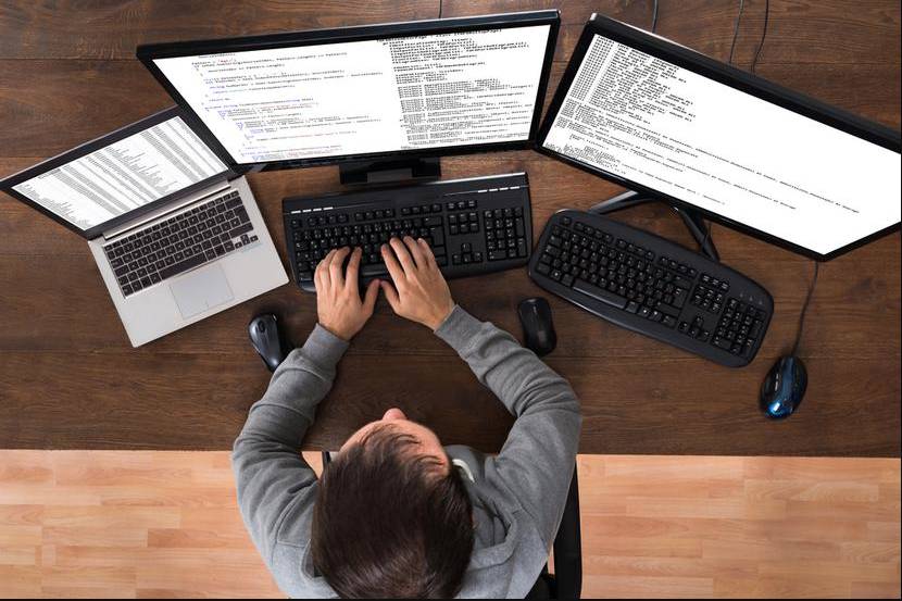 Cursos gratuitos de tecnología para gente sin billete 2 Cursos gratuitos de tecnología para gente sin billete Claro Colombia y Oracle, la empresa líder en desarrollo de soluciones informáticas, han lanzado una plataforma web para apoyar a las personas mayores de 18 años que, por la falta de dinero, tienen dificultades para seguir estudiando.