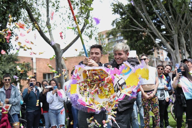 Fiscalía abrió investigación por tremenda agresión a pareja gay en Engativá 1 Fiscalía abrió investigación por tremenda agresión a pareja gay en Engativá Tras haberse hecho viral la agresión durante el fin de semana a una pareja gay por parte de un grupo de mujeres en el sector de El Salitre, en Engativá, y ante la ola de rechazo que este hecho de discriminación generó, la Fiscalía inició una investigación en las últimas horas.