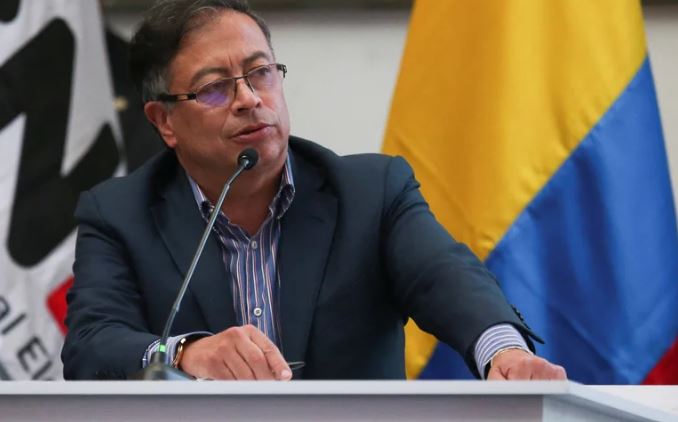 Presidente Petro suspende órdenes de extradición a negociadores del Eln 1 Presidente Petro suspende órdenes de extradición a negociadores del Eln El presidente de la República, Gustavo Petro Urrego, anunció desde San Pablo, Bolívar, que por decreto suspendió las órdenes de captura y de extradición de los negociadores del Ejército de Liberación Nacional (ELN).