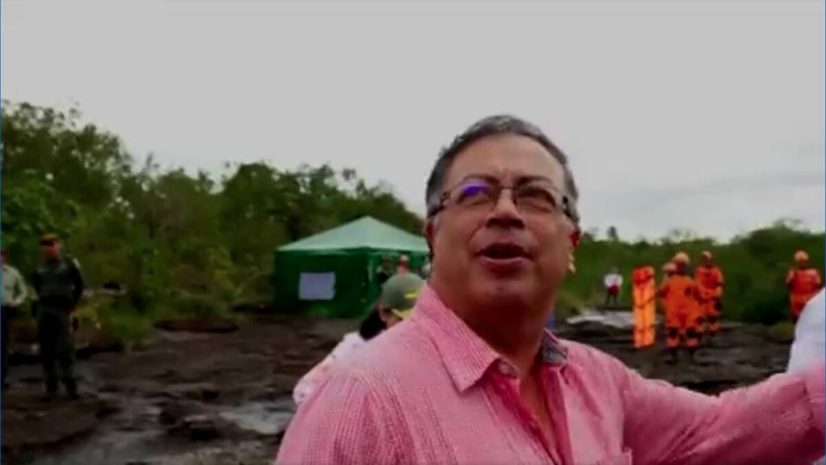 Petro reaparece en Caño Cristales El presidente de la República entrante, Gustavo Petro, presentó este jueves un video en el que se le ve en la visita a la Serranía de La Macarena, en particular en Caño Cristales, en donde además se le ve saludando con la comunidad, agentes de la Policía y luce la banda presidencial y el vestido que usará el domingo en el día de la posesión.