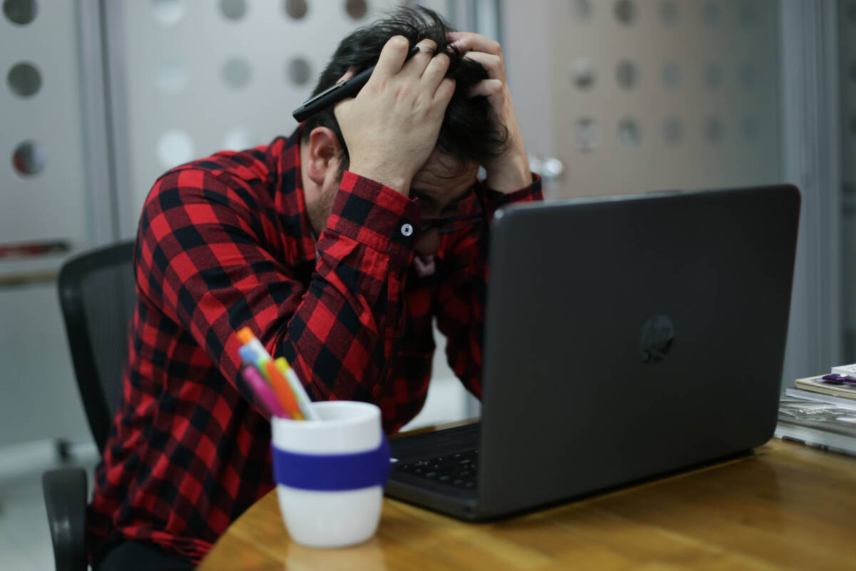 ¿Cómo afectan las redes sociales la salud mental? 2 ¿Cómo afectan las redes sociales la salud mental? ¿Ha notado que muchas veces su estado anímico depende de lo que observa en las redes sociales o las interacciones que allí tiene? Pues párele bolas al asunto porque según un estudio publicado por la Universitat Carlemany, la sobreexposición a estas puede afectar su salud mental, al punto de sufrir de depresión o baja autoestima (ver recuadro).