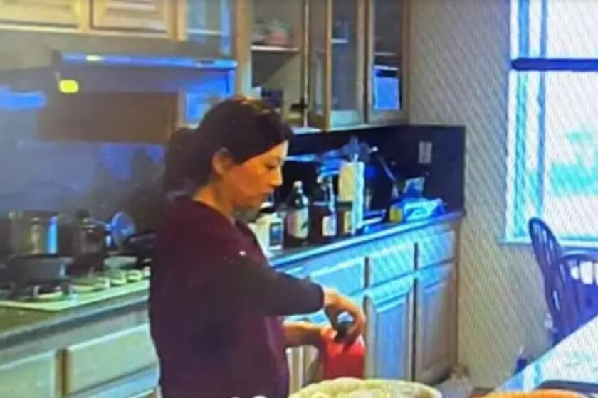 Hombre con cámara escondida pillo a su esposa colocándole veneno en el jugo 1 Hombre con cámara escondida pillo a su esposa colocándole veneno en el jugo Cómo si se tratara de una película de suspenso, un hombre captó en video con una cámara escondida cuando su esposa le estaba colocando veneno a la limonada que le daba a diario.