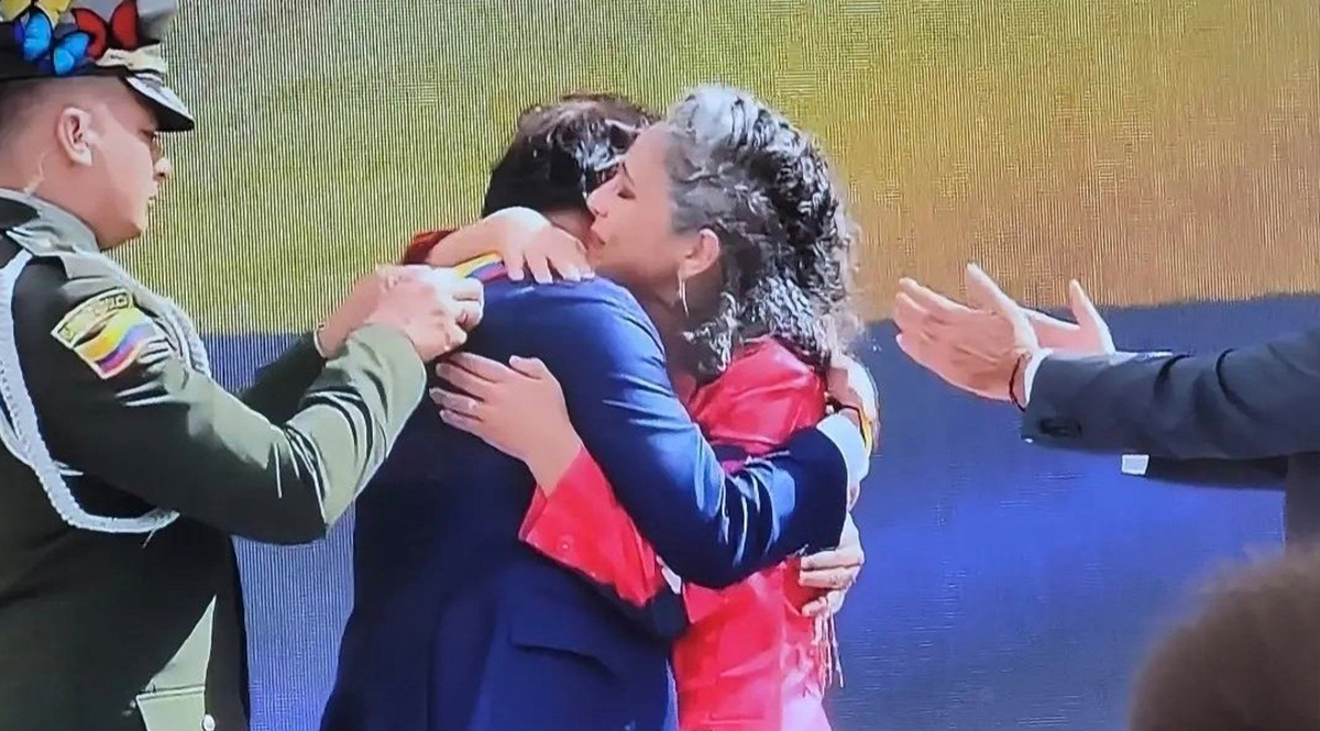 ¡Sí se pudo! El abrazo entre Gustavo Petro y la senadora Pizarro 10 ¡Sí se pudo! El abrazo entre Gustavo Petro y la senadora Pizarro En medio de la posesión de Gustavo Petro, se han presentando varias curiosidades de las cuales muchos ciudadanos han destacado.
