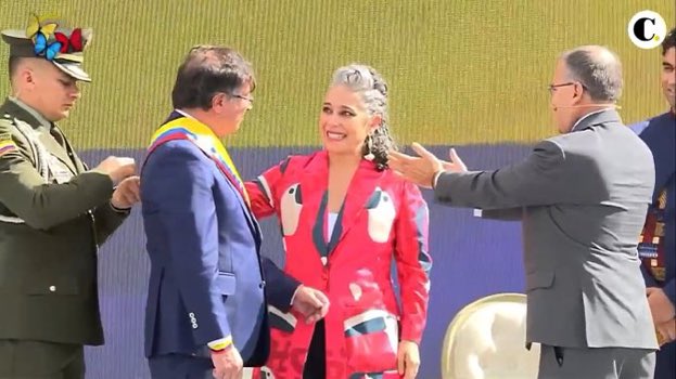 ¡Sí se pudo! El abrazo entre Gustavo Petro y la senadora Pizarro 1 ¡Sí se pudo! El abrazo entre Gustavo Petro y la senadora Pizarro En medio de la posesión de Gustavo Petro, se han presentando varias curiosidades de las cuales muchos ciudadanos han destacado.