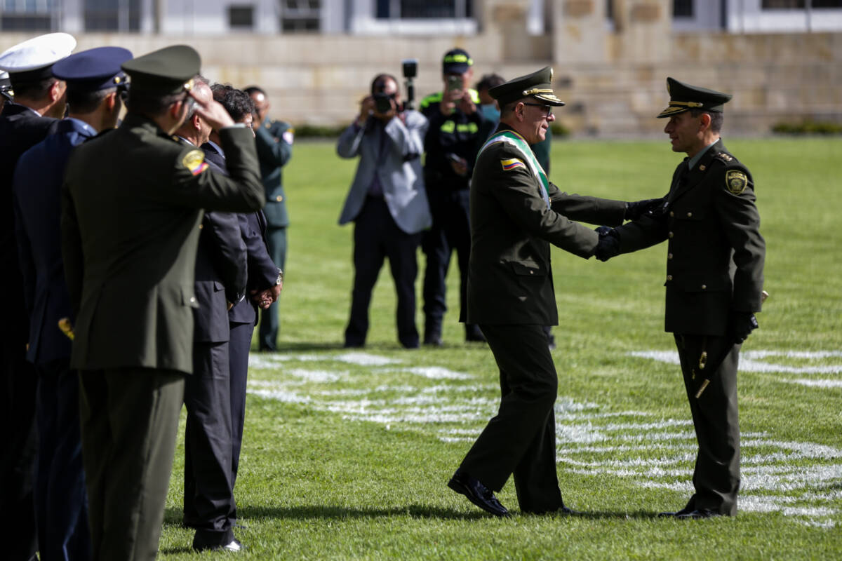Las reformas que se vienen para la Policía Nacional 2 Las reformas que se vienen para la Policía Nacional Este viernes se realizó la ceremonia de transmisión de mando de la Policía Nacional, donde el mayor general Henry Armando Sanabria se posesionó como nuevo director de la institución en medio de una ceremonia a la que asistió el presidente de la República, Gustavo Petro Urrego, además de la participación histórica de un grupo de la población civil.