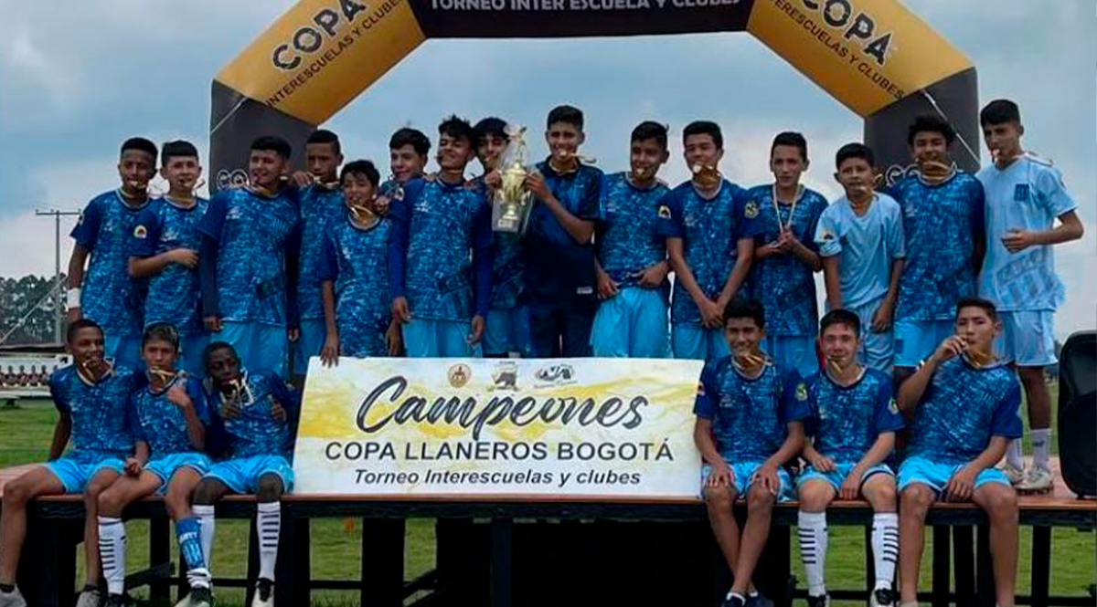 En Racing se forman los soachunos más calidosos En el parque Potrero Grande, ubicado en Soacha, entrena una de las escuelas de fútbol con mayor proyección a nivel juvenil, el Club Deportivo Racing. Fue fundado hace 4 años, en principio, como parte de una tesis de grado universitario, pero luego se convirtió en un proyecto deportivo que beneficia a decenas de niños y jóvenes entre los 11 y 15 años.