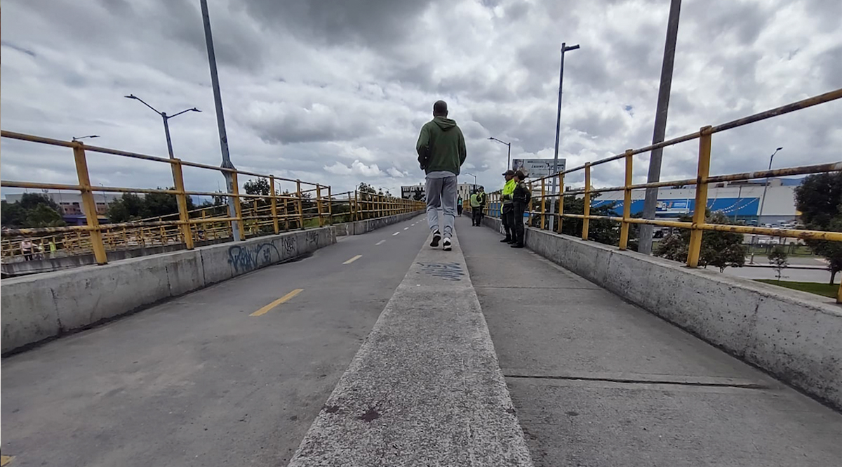 En atraco asesinan a hombre en puente peatonal de la Calle 26 1 En atraco asesinan a hombre en puente peatonal de la Calle 26 La noche del viernes, dos hombres le quitaron la vida a un ciudadano de 35 años de edad y dejaron a un amigo suyo herido, luego de que los atracaran en la mitad del puente peatonal de la Avenida Calle 26, antes de llegar a la Avenida Ciudad de Cali. Este es un exclusivo sector empresarial, pero resulta muy peligroso para peatones y biciusuarios en las noches capitalianas.