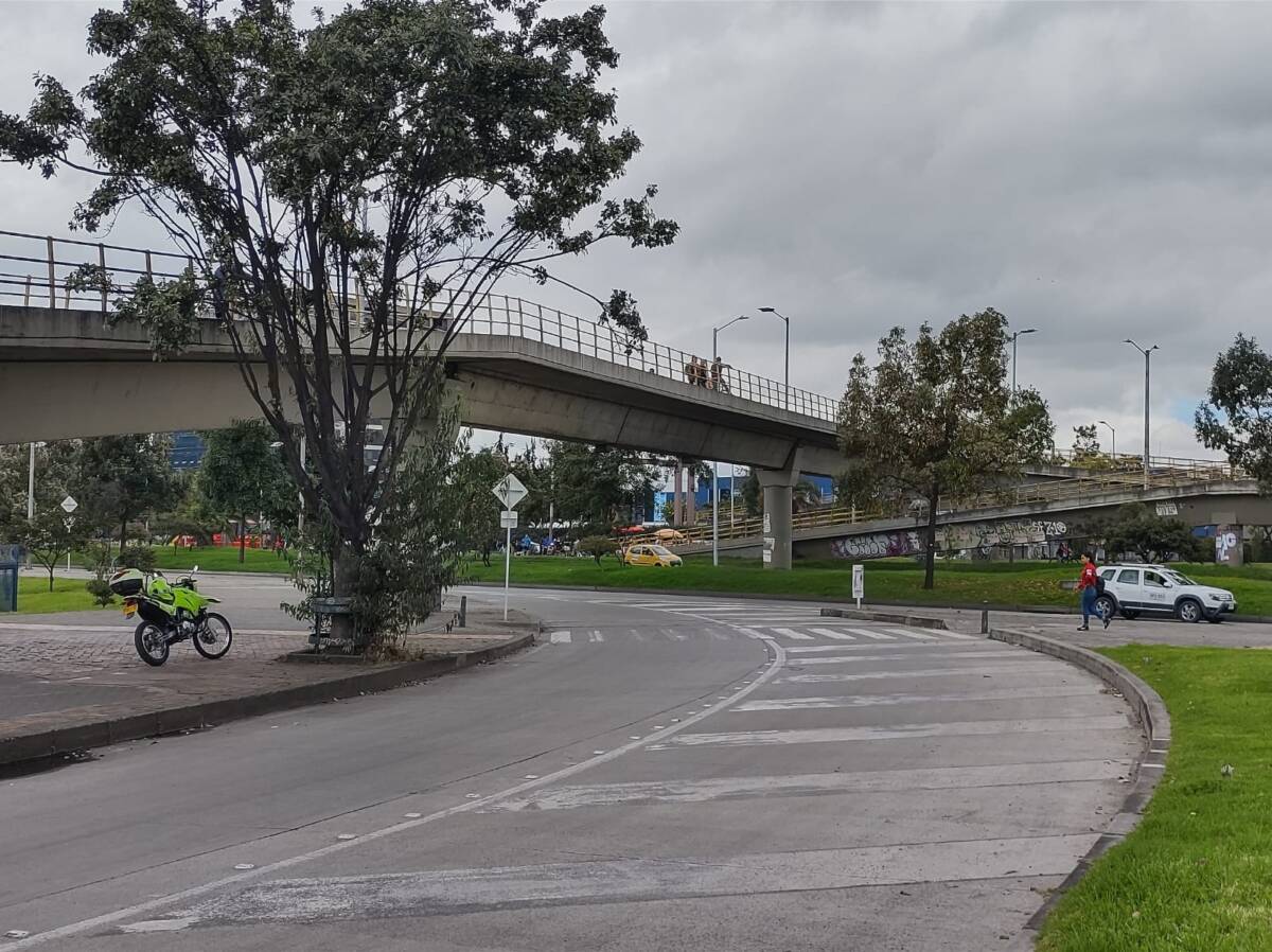 En atraco asesinan a hombre en puente peatonal de la Calle 26 9 En atraco asesinan a hombre en puente peatonal de la Calle 26 La noche del viernes, dos hombres le quitaron la vida a un ciudadano de 35 años de edad y dejaron a un amigo suyo herido, luego de que los atracaran en la mitad del puente peatonal de la Avenida Calle 26, antes de llegar a la Avenida Ciudad de Cali. Este es un exclusivo sector empresarial, pero resulta muy peligroso para peatones y biciusuarios en las noches capitalianas.