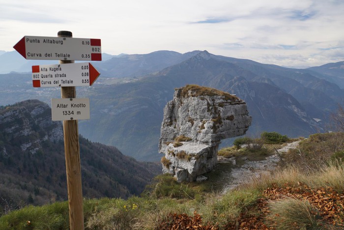 Hombre cayó por un precipicio luego de tomarse una selfie con su novia 1 Hombre cayó por un precipicio luego de tomarse una selfie con su novia La pareja italiana se encontraba en un romántico viaje y decidieron tomarse una foto cerca a un precipicio, pero el hombre identificado como, Andrea Mazzeto, cayó al vacío por intentar recuperar su celular que cayó en unos arbustos.