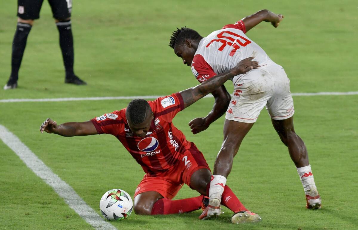 Clásico parejo entre Santa Fe y América: igualaron 1-1 Santa Fe sigue sin ganar en la Liga Colombiana, este martes igualo con el América 1-1 en el Campín y tuvo su segunda fecha si sumar de a tres unidades.