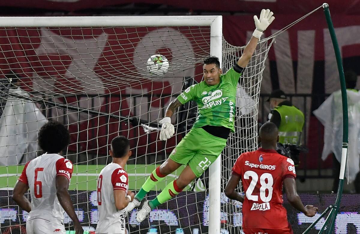 Clásico parejo entre Santa Fe y América: igualaron 1-1 1 Clásico parejo entre Santa Fe y América: igualaron 1-1 Santa Fe sigue sin ganar en la Liga Colombiana, este martes igualo con el América 1-1 en el Campín y tuvo su segunda fecha si sumar de a tres unidades.