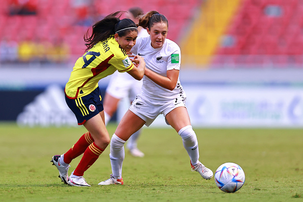 Las 'Superpoderosas' clasificaron a los cuartos de final del Mundial 2 Las 'Superpoderosas' clasificaron a los cuartos de final del Mundial Si hubo un partido sufrido y luchado para las colombianas fue el de frente a las neozelandesas. Y eso que en la previa se pensaba que iba a ser un duelo de trámite, pero sucedió lo contrario. Desde muy temprano, al minuto 3, Emily Louise Foy abrió el marcador con un remate que no pudo detener la portera Natalia Giraldo.
