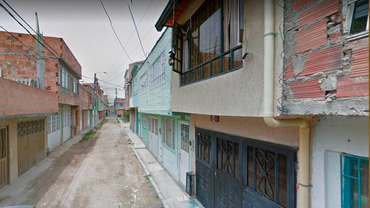 Brutal agresión entre familiares en Soacha 1 Brutal agresión entre familiares en Soacha Un grave hecho de intolerancia se presentó en una reunión familiar dentro de una vivienda ubicada en el barrio Icaros, en el vecino municipio de Soacha. En medio de la celebración se presentó un altercado entre varios miembros de la familia, en el cual un hombre de 39 años resultó gravemente herido tras sufrir una leve agresión con arma blanca.
