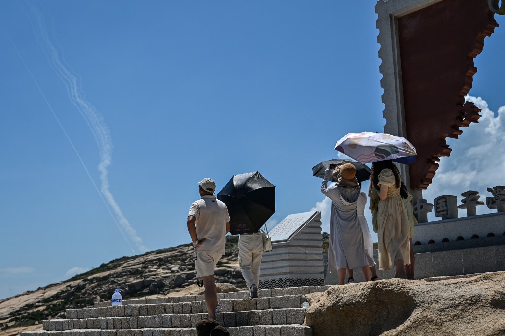China lanzó misiles alrededor de Taiwán tras visita de Nancy Pelosi 1 China lanzó misiles alrededor de Taiwán tras visita de Nancy Pelosi China disparó el jueves misiles balísticos y desplegó aviones y navíos de guerra alrededor de Taiwán, en el primer día de sus maniobras militares más importantes en décadas contra la isla para protestar por la visita de la presidenta de la Cámara de Representantes de Estados Unidos, Nancy Pelosi.
