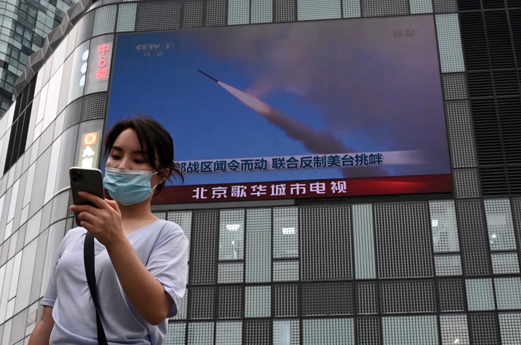 China lanzó misiles alrededor de Taiwán tras visita de Nancy Pelosi 8 China lanzó misiles alrededor de Taiwán tras visita de Nancy Pelosi China disparó el jueves misiles balísticos y desplegó aviones y navíos de guerra alrededor de Taiwán, en el primer día de sus maniobras militares más importantes en décadas contra la isla para protestar por la visita de la presidenta de la Cámara de Representantes de Estados Unidos, Nancy Pelosi.