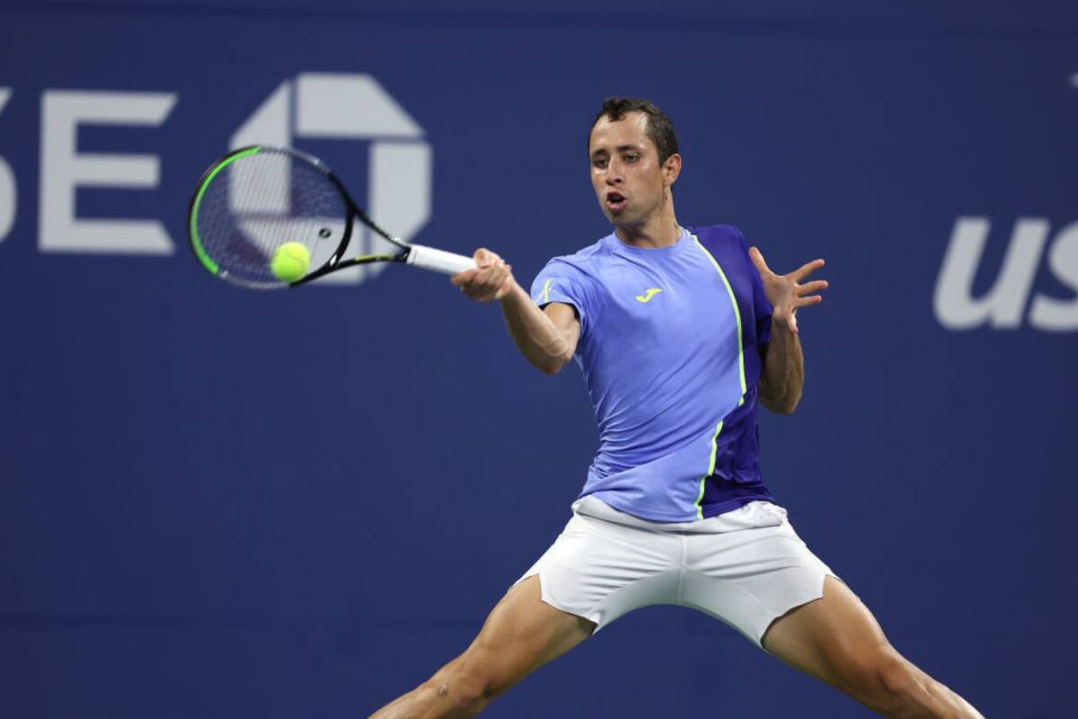 Triunfazo: Daniel Galán eliminó a Tsitsipas del Abierto de EE. UU. El tenista colombiano Daniel Galán acaba de conseguir el triunfo más importante de su carrera. El nacido en Bucaramanga, de 26 años, derrotó al griego Stefanos Tsitsipas, número 4 del mundo, y una de las mejores raquetas del planeta. El triunfo de Galán fue con parciales de 6-0, 6-1, 3-6 y 7-5. El triunfo de Daniel se dio en la primera ronda del Abierto de EE. UU., el último Grand Slam del año y que se realiza en Nueva York.