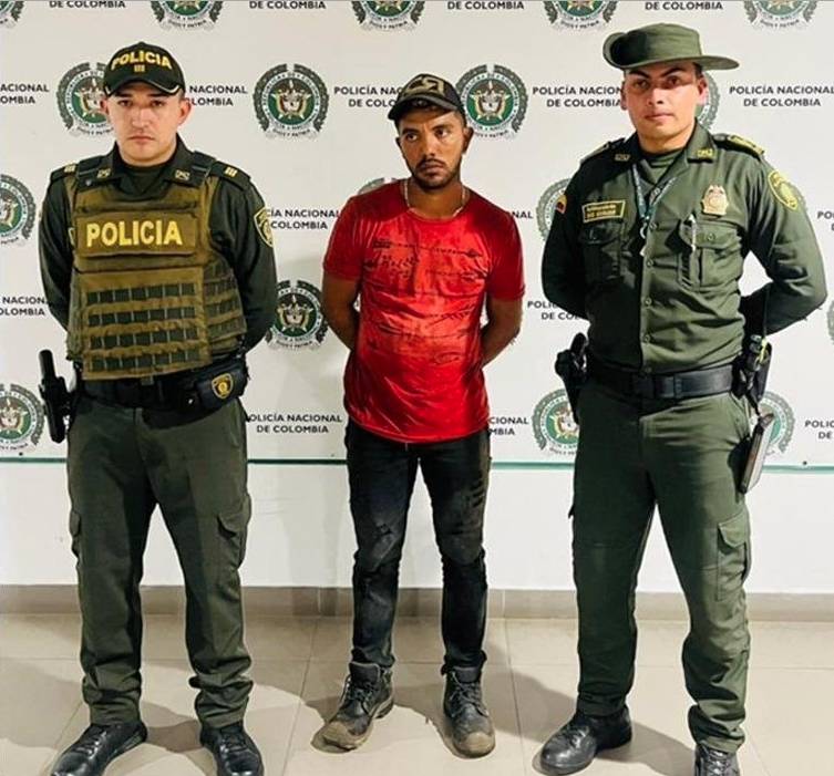 El infame que botó un perro muerto al mar para los tiburones Gracias al video, la Policía rápidamente logró la captura del sujeto. Se conoció además que el infame hombre es un subcontratista de la obra de reparación de la malla vial de la zona que se conoce como Circunvalar de San Andrés. Tenía permiso de trabajo para ingresar a la isla.