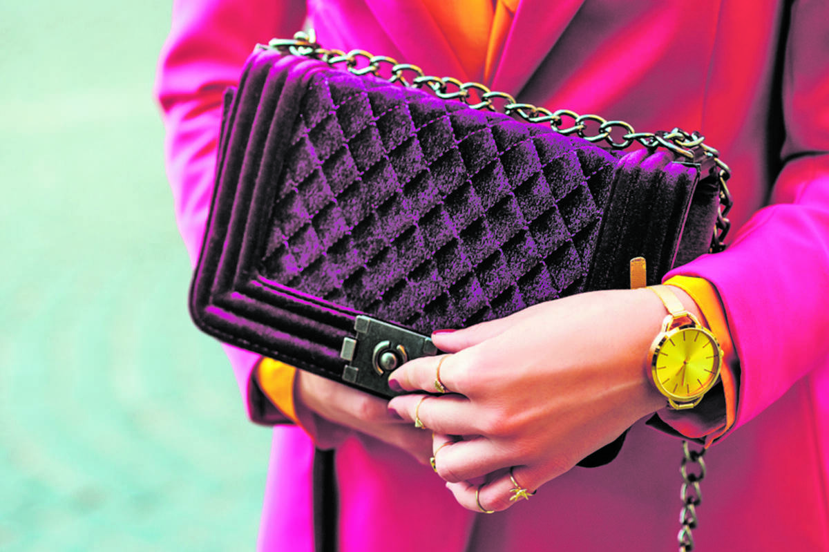 Dales amor a tus bolsos para que duren más Los bolsos son un accesorio de utilidad y, a la vez, un complemento para las pintas de las mujeres, por eso somos especialmente cuidadosas a la hora de escogerlos o combinarlos con el look del día. Acá les contamos algunos tips para tener en cuenta, principalmente a la hora de limpiarlos.&nbsp;
