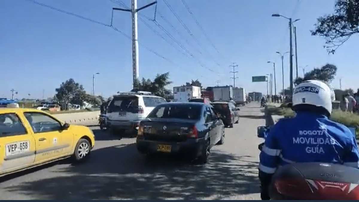 Motociclista falleció en terrible accidente sobre la Av. Boyacá 1 Motociclista falleció en terrible accidente sobre la Av. Boyacá El hecho, que sucedió en inmediaciones del barrio San Francisco y el Hospital de Meissen, en la localidad Ciudad Bolívar, generó un enorme trancón en esta zona de la capital.