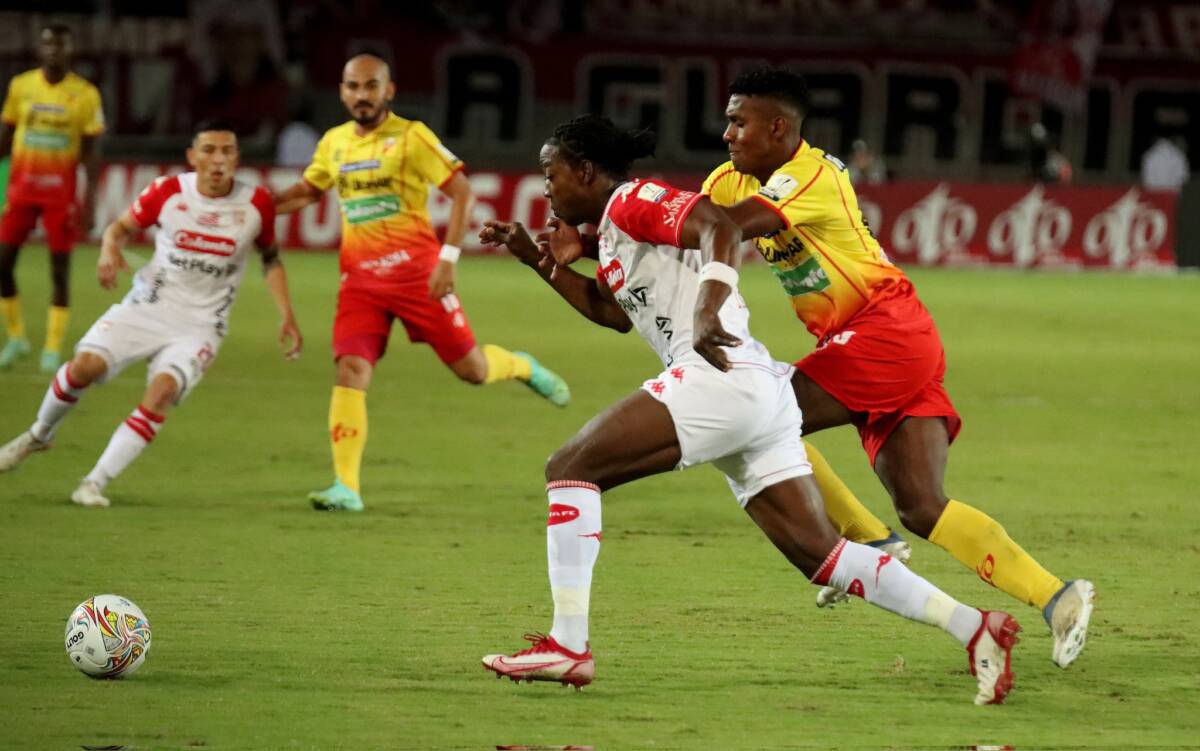 Santa Fe respira: venció al Pereira y regresó a los 8 primeros de la Liga 2 Santa Fe respira: venció al Pereira y regresó a los 8 primeros de la Liga Independiente Santa Fe le puso fin a su sequía de triunfos en la Liga BetPlay. El cuadro 'Cardenal' venció este domingo 0-1 al Deportivo Pereira, como visitante, y regresó a los ocho primeros de la tabla. Llevaba dos fechas sin celebrar. Es su segundo triunfo en el campeonato.