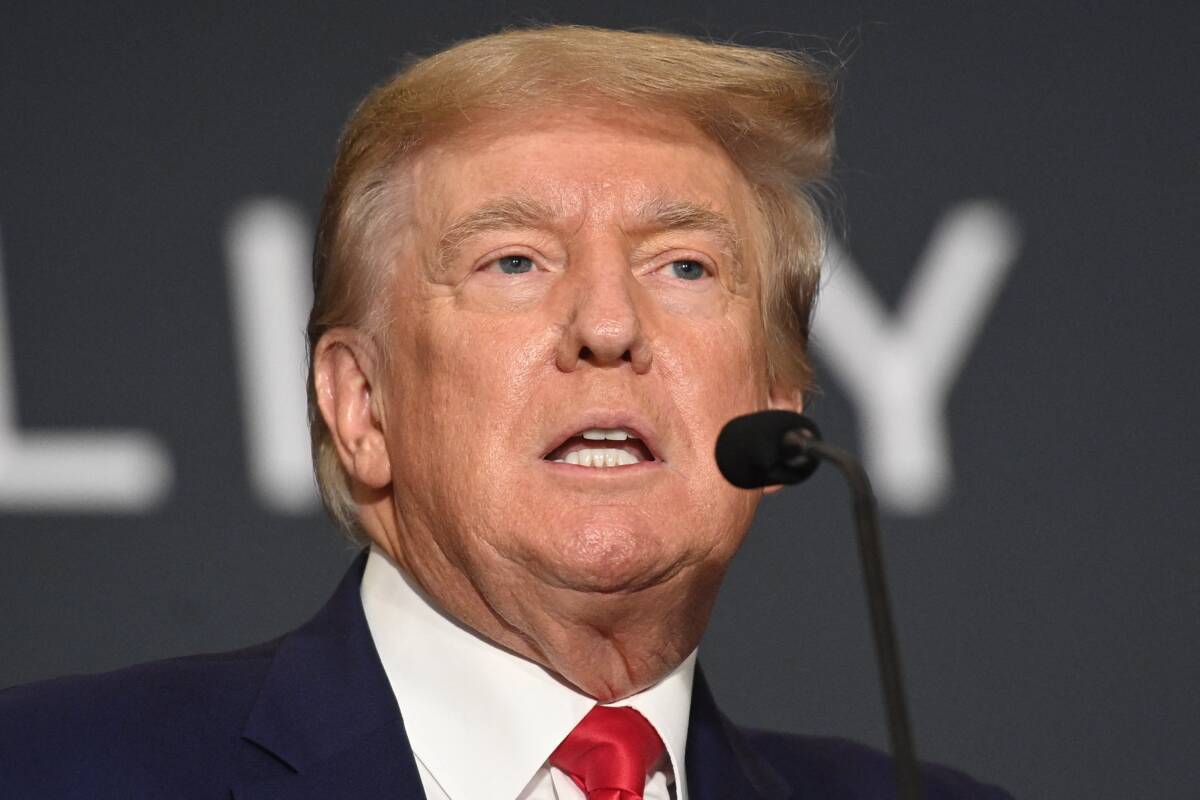 Se conocen las razones del FBI para registrar la casa de Trump El Departamento de Justicia de Estados Unidos publicó este viernes una muy editada versión de la declaración jurada que convenció a un juez a autorizar el allanamiento de la residencia en Florida del expresidente Donald Trump.