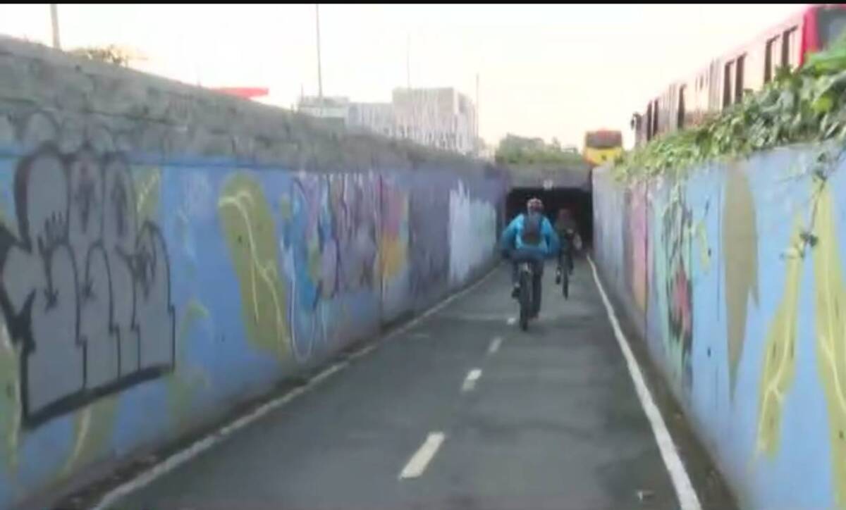 ¡Increíble! A ciudadano lo robaron tres veces en el mismo lugar La delincuencia en la capital parece no tener fin. En las últimas horas, un ciudadano bogotano hizo visible la inseguridad que los biciusuarios corren mientras se transportan por el túnel de la ciclorruta ubicado en la Calle 26.