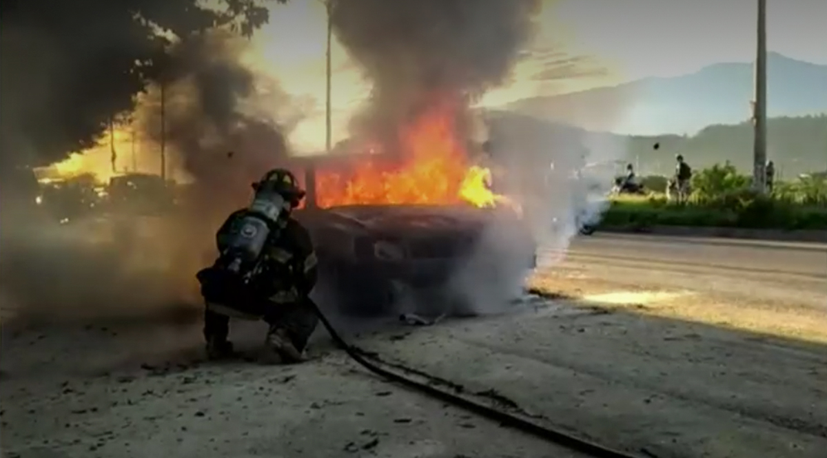 Padre e hija quedaron atrapados en su carro mientras ardía en llamas El hecho ocurrió en la Troncal del Caribe, occidente de Santa Marta, cuando un padre y su hija que se movilizaban en su carro, tuvieron que ser auxiliados por los bomberos, debido a que el vehículo se empezó a prender en llamas.