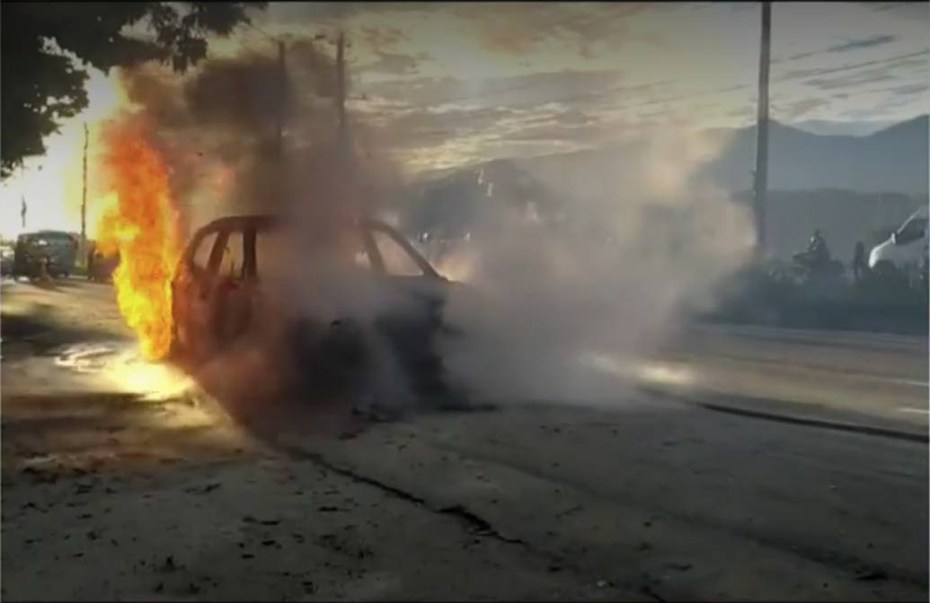 Padre e hija quedaron atrapados en su carro mientras ardía en llamas El hecho ocurrió en la Troncal del Caribe, occidente de Santa Marta, cuando un padre y su hija que se movilizaban en su carro, tuvieron que ser auxiliados por los bomberos, debido a que el vehículo se empezó a prender en llamas.