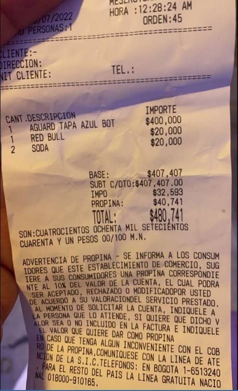 ¡Un ojo de la cara! le cobraron a ciudadano 400 mil por botella de 'guaro' en Cartagena Los elevados precios de la ciudad turística de Cartagena constantemente son objeto de críticas, esta vez un caleño denunció a través de redes sociales que le cobraron 400 mil pesos por una botella de aguardiente tapa azul.