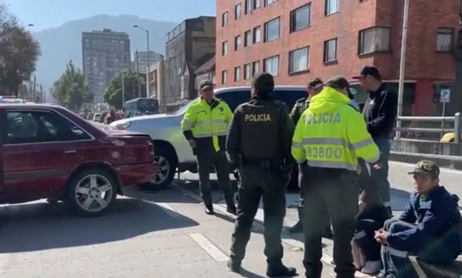 Alcaldesa desmiente supuesta balacera en el Concejo  Aunque en horas de la mañana se hizo público un tiroteo por un supuesto robo en inmediaciones al Concejo de Bogotá, la alcaldesa Claudia López desmintió esta versión y aseguró que lo que ocurrió fue un disparo al aire de un escolta, por lo que ordenó una investigación.
