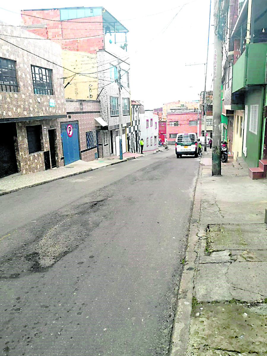 Intolerancia mortal en San Cristóbal Ante la mirada de varios ciudadanos que se encontraban en el lugar, los involucrados empezaron a agredirse de manera violenta. Tan infame fue este hecho de intolerancia que a uno de los involucrados le ocasionaron heridas con un machete.