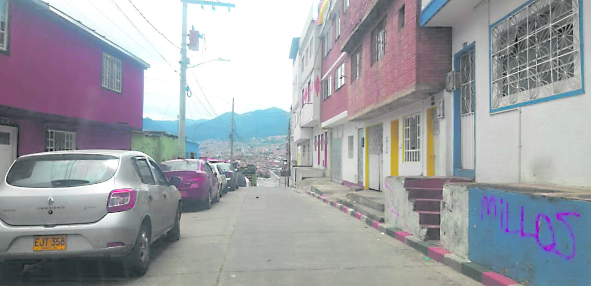 Le dispararon al confundirlo con policía Tras los confusos hechos, la animadversión se respiraba en el ambiente y explotó la noche del jueves. Un oficial de la Policía que conoció el caso le dijo a Q’HUBO que “a raíz de un homicidio que hubo hace cinco días, la familia del occiso estaba tomando junto a varios vecinos de la zona, al parecer, estaban en el velorio del muchacho y en ese escenario es que se desata el cruce de disparos”, aclaró el uniformado.