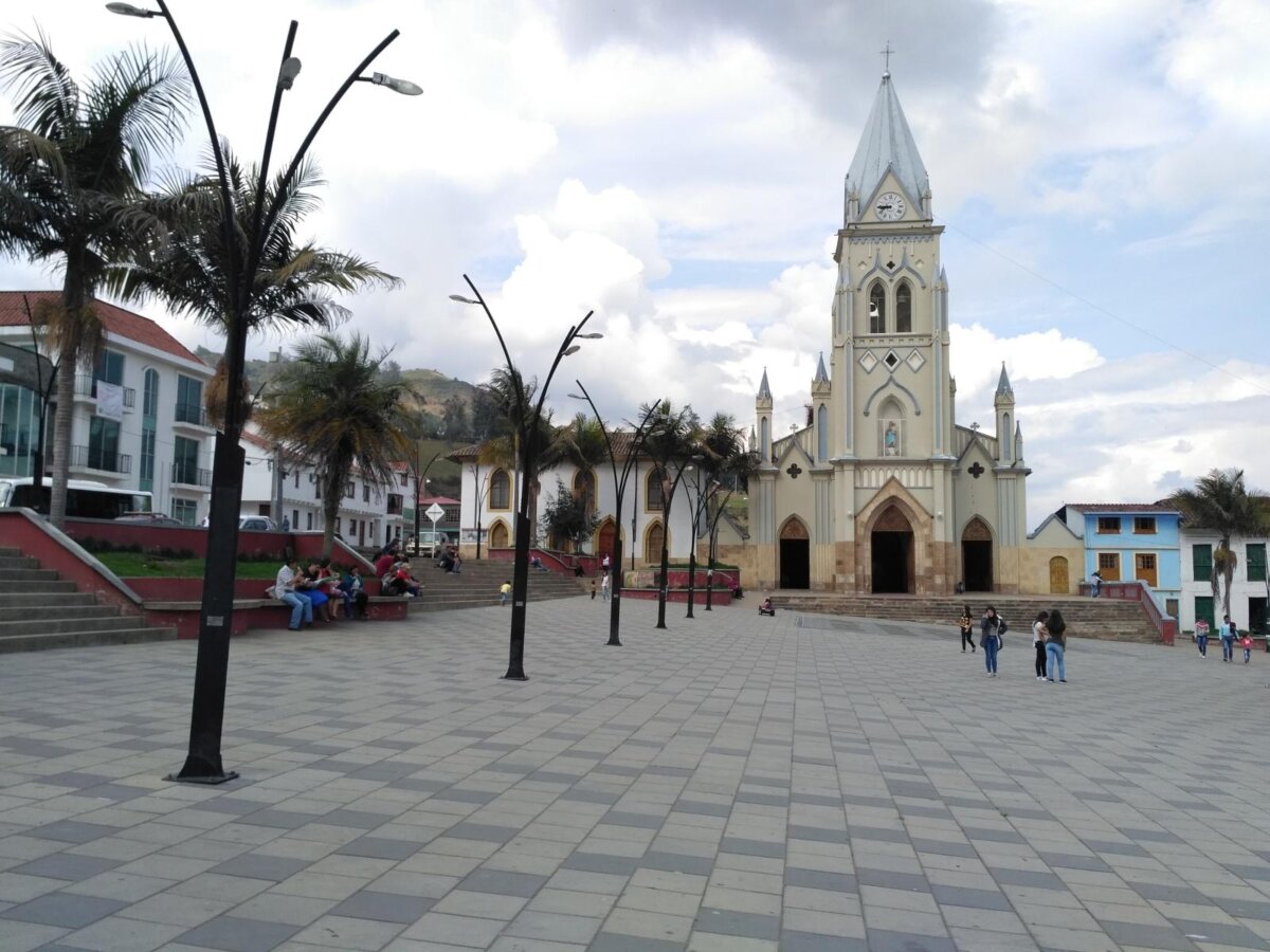 Policía capturó a cuatro sujetos señalados de robar costosos elementos religiosos 1 Policía capturó a cuatro sujetos señalados de robar costosos elementos religiosos La Policía de Cundinamarca logró la captura de 4 hombres que ingresaron a una iglesia del pueblo de Chipaque y robaron elementos religiosos que están avaluados en más de 40 millones de pesos.