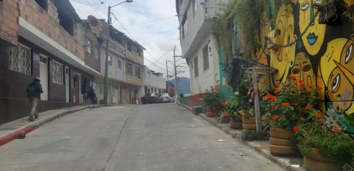 Le dispararon al confundirlo con policía Tras los confusos hechos, la animadversión se respiraba en el ambiente y explotó la noche del jueves. Un oficial de la Policía que conoció el caso le dijo a Q’HUBO que “a raíz de un homicidio que hubo hace cinco días, la familia del occiso estaba tomando junto a varios vecinos de la zona, al parecer, estaban en el velorio del muchacho y en ese escenario es que se desata el cruce de disparos”, aclaró el uniformado.