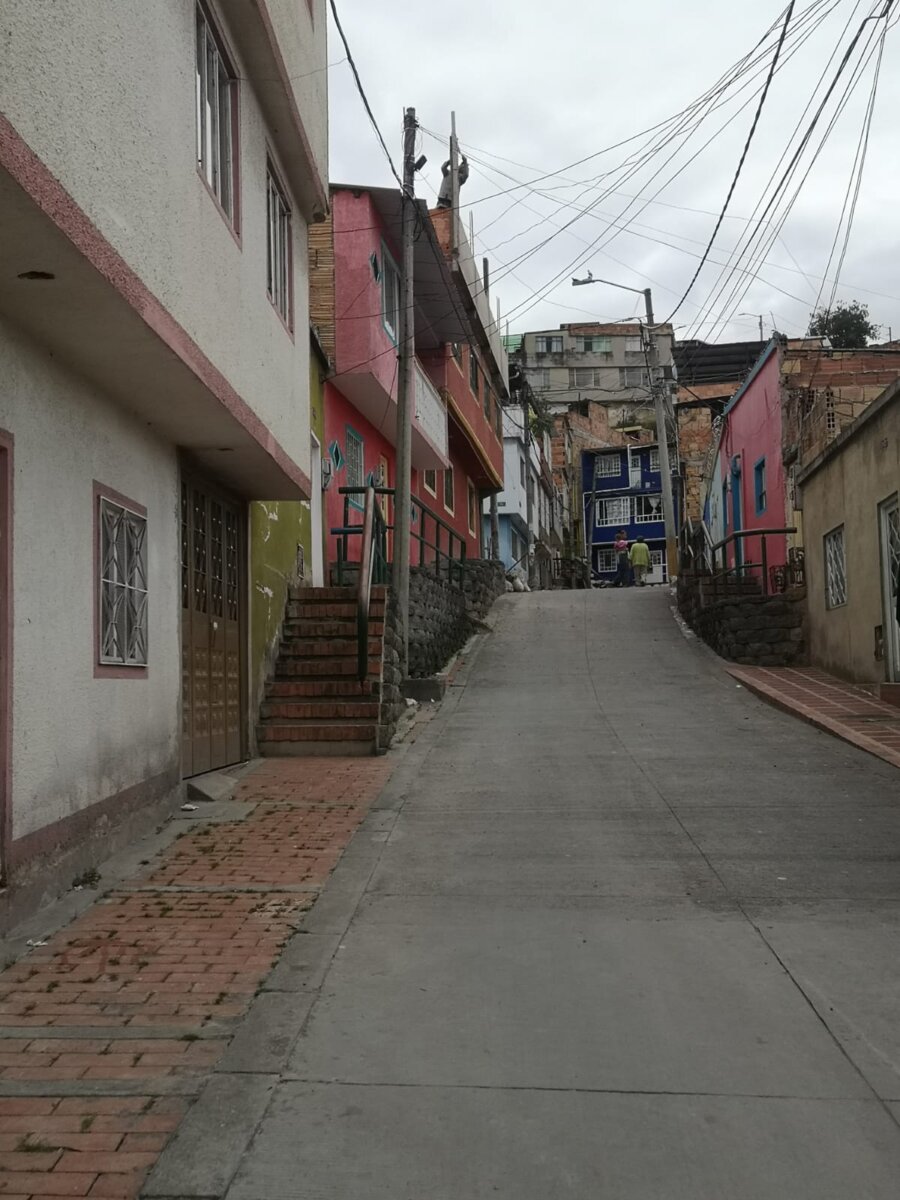Citan a taxista para asesinarlo La noche de este viernes, en inmediaciones del barrio San Agustín, en la localidad de Rafael Uribe Uribe, un taxista fue baleado al interior de su vehículo cuando se encontraba recibiendo una suma de dinero. El hombre murió tras recibir varios impactos de arma de fuego.