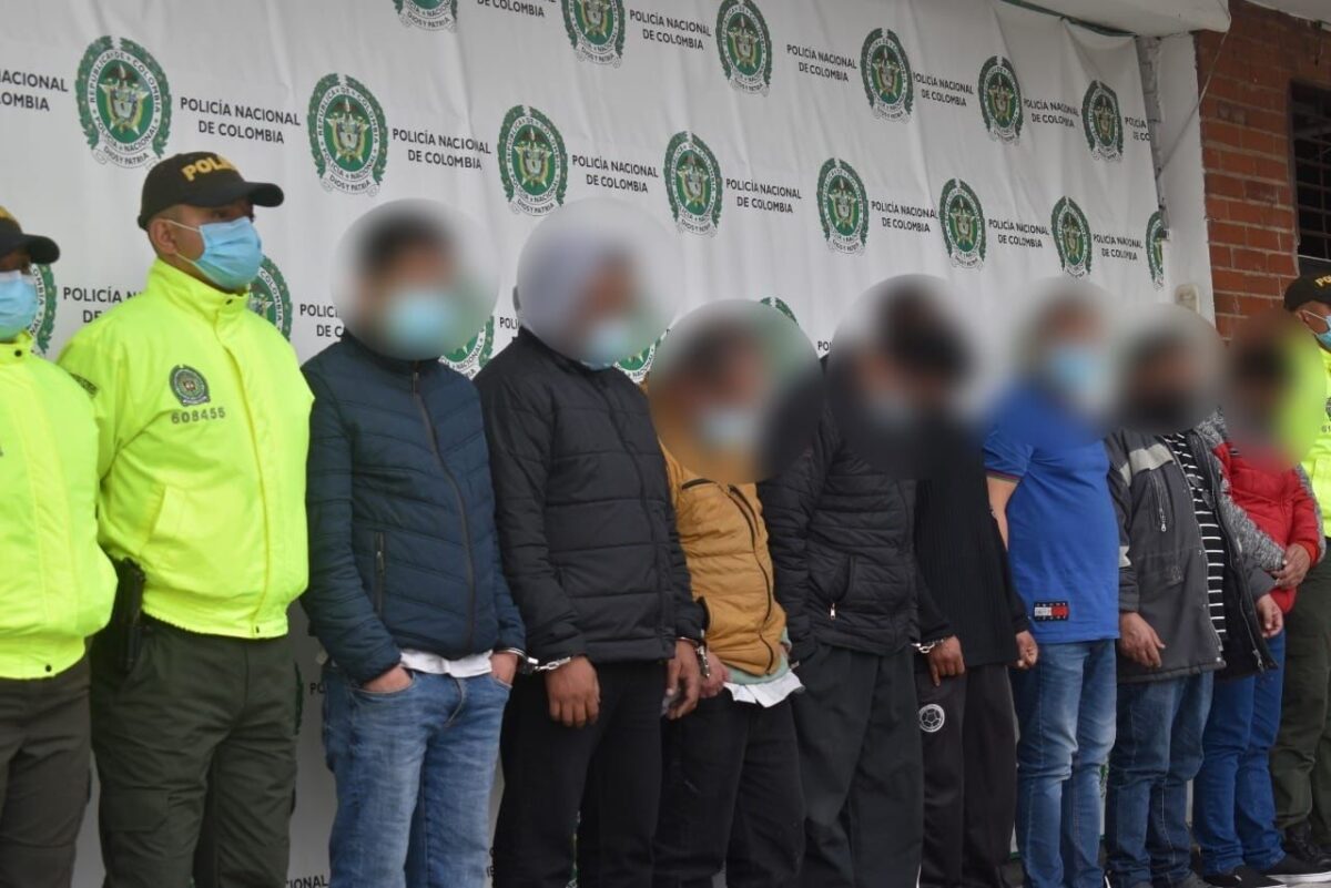 Cayó la red 'Las Vegas', dedicada al proxenetismo en Bogotá 1 Cayó la red 'Las Vegas', dedicada al proxenetismo en Bogotá La Policía Metropolitana de Bogotá junto a la Fiscalía General de la Nación, anunciaron la captura de 15 personas que hacían parte de una estructura delictiva llamada 'Las Vegas', acusada de promover el proxenetismo y la prostitución en el barrio Santa Fe, en la localidad de Los Mártires.