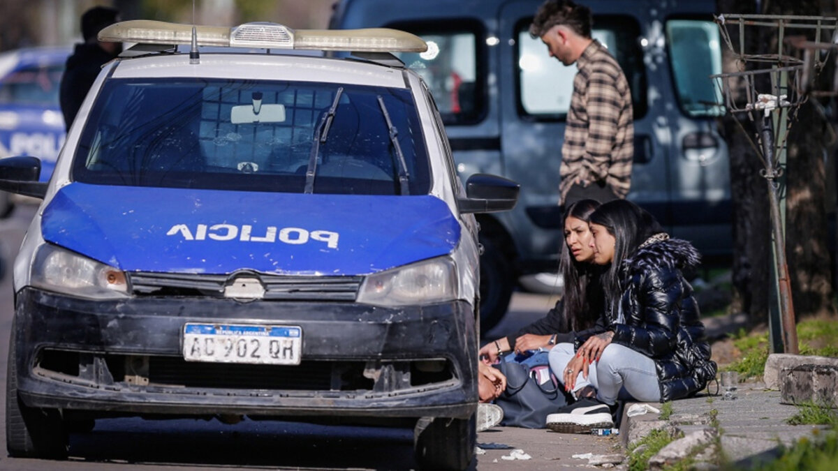 A sangre fría asesinó a su mamá y a su abuelo Un joven de tan solo 18 años cometió un aberrante hecho: asesinó a sangre fría a su mamá y a su abuelo al interior de su vivienda, ubicada en Mar del Plata (Argentina).