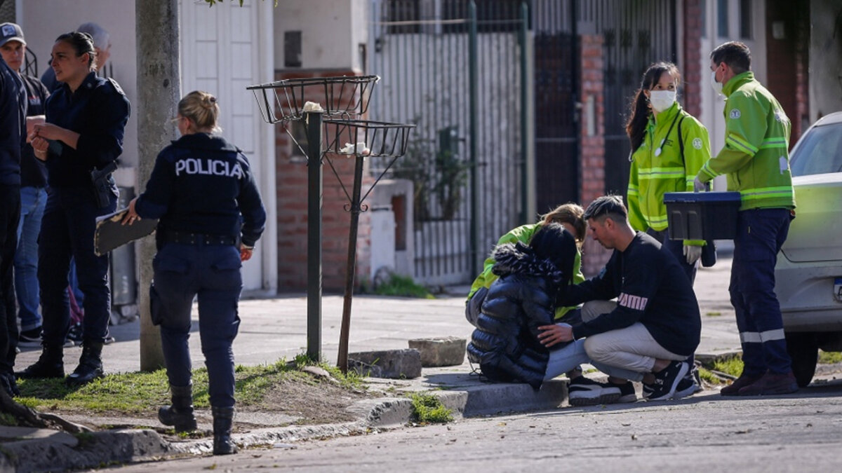 A sangre fría asesinó a su mamá y a su abuelo Un joven de tan solo 18 años cometió un aberrante hecho: asesinó a sangre fría a su mamá y a su abuelo al interior de su vivienda, ubicada en Mar del Plata (Argentina).